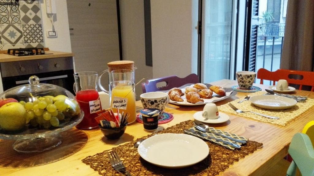 Sala colazione elegante Quartino Napoletano - Ambiente raffinato, tavoli apparecchiati, centro storico Napoli, B&B di charme