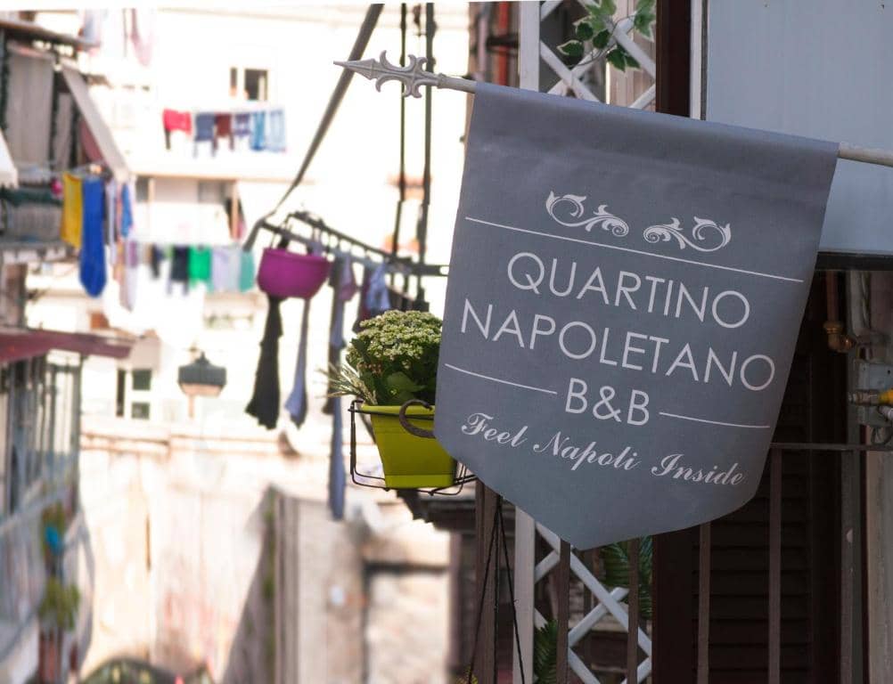 Edificio storico Quartino Napoletano B&B - Facciata tradizionale napoletana, centro storico UNESCO, Vico Sopramuro Ave Gratia Plena